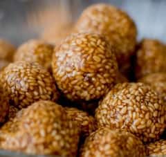 ਸਰਦੀਆਂ 'ਚ ਤਿੱਲ ਵਾਲੇ ਲੱਡੂ ਖਾਣ ਦੇ ਸ਼ਾਨਦਾਰ ਸਿਹਤ ਲਾਭ, ਸਰੀਰ ਨੂੰ ਗਰਮੀ ਸਣੇ ਹੱਡੀਆਂ ਅਤੇ ਦੰਦ ਹੁੰਦੇ ਮਜ਼ਬੂਤ