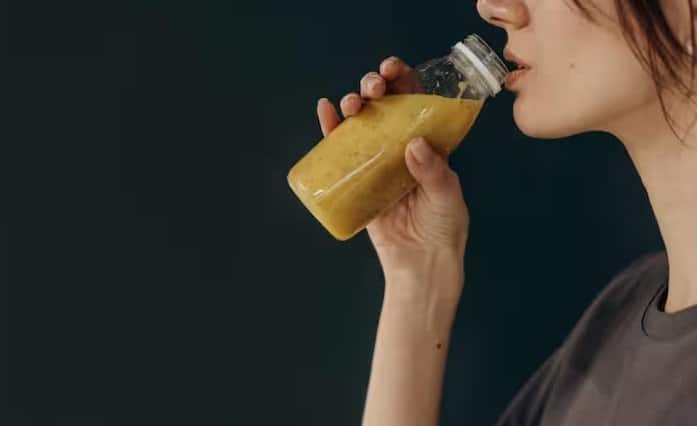 कई युवा दिनभर सक्रिय रहने के लिए एनर्जी ड्रिंक्स का सहारा लेते हैं। हालांकि, इनमें मौजूद कैफीन, चीनी और उत्तेजक पदार्थों की उच्च मात्रा हृदय गति बढ़ा सकती है, नींद में खलल डाल सकती है और चिंता बढ़ा सकती है। इनका रोजाना सेवन रक्तचाप बढ़ा सकता है और हृदय पर अतिरिक्त दबाव डाल सकता है।