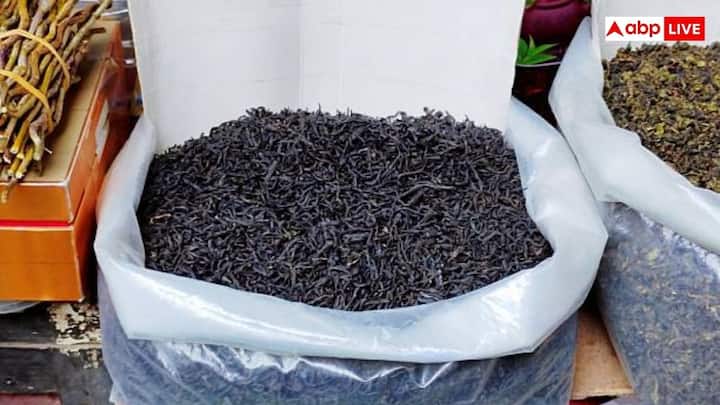 दा हांग पाओ के पास धरती पर सबसे महंगी चाय का खिताब है. इसकी कीमत इंटरनेशनल नीलामी में लगभग ₹90 मिलियन प्रति किलोग्राम तक पहुंच जाती है. इस वजह से यह सोने से भी ज्यादा कीमती है.