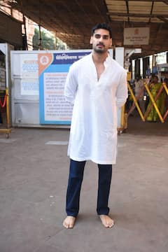 बॉर्डर 2 के टीजर रिलीज से पहले सिद्धिविनायक मंदिर पहुंची टीम, सनी देओल नहीं आए नजर