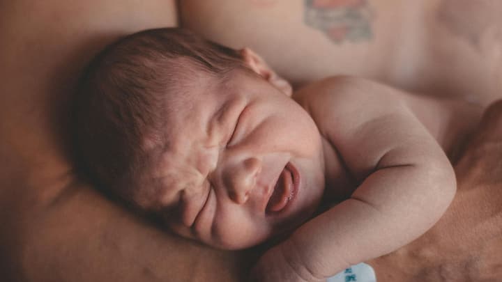 इस अचानक बदलाव पर बच्चे का शरीर तुरंत प्रतिक्रिया देता है. यही प्रतिक्रिया रोने के रूप में सामने आती है, जो यह बताती है कि बच्चा जीवित है और उसका शरीर नए माहौल के साथ तालमेल बैठा रहा है.