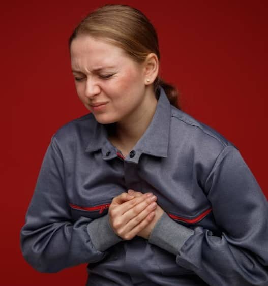 ਠੰਢ ਪੈਂਦਿਆਂ ਹੀ ਖੂਨ ਦੀਆਂ ਨਾੜੀਆਂ (ਬਲੱਡ ਵੈਸਲਜ਼) ਸਿਕੁੜ ਜਾਂਦੀਆਂ ਹਨ, ਜਿਸ ਨਾਲ ਬਲੱਡ ਪ੍ਰੈਸ਼ਰ ਵਧਦਾ ਹੈ ਅਤੇ ਦਿਲ ’ਤੇ ਵੱਧ ਦਬਾਅ ਪੈਂਦਾ ਹੈ। ਸਰਦੀਆਂ 'ਚ ਪਸੀਨਾ ਘੱਟ ਨਿਕਲਦਾ ਹੈ ਅਤੇ ਲੋਕ ਪਾਣੀ ਵੀ ਘੱਟ ਪੀਂਦੇ ਹਨ, ਜਿਸ ਨਾਲ ਖੂਨ ਕੁਝ ਗਾੜ੍ਹਾ ਹੋ ਜਾਂਦਾ ਹੈ ਅਤੇ ਕਲਾਟ ਬਣਨ ਦਾ ਖਤਰਾ ਵਧ ਜਾਂਦਾ ਹੈ।