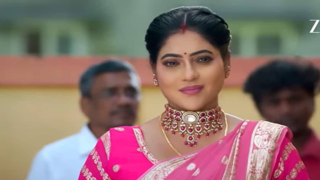 zee tamil Karthigai Deepam serial revethi suicide attempt today episode update Karthigai Deepam: விஷத்தை குடித்த ரேவதி.. பதறும் கார்த்திக்.. கார்த்திகை தீபத்தில் இன்று