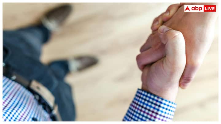 दाहिने हाथ से हैंडशेक करने का सबसे पहला कारण यह है कि कई धार्मिक मतों और संस्कृतियों में बाएं हाथ को अशुभ माना जाता है. परंपरागत रूप से शुभ काम दाहिने हाथ से ही किए जाते हैं.