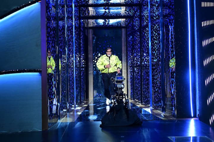 इन तस्वीरों में बिग बी पीले रंग के आउटफिट में नजर आ रहे हैं. इन तस्वीरों को शेयर करते हुए उन्होंने बेहद दिलचस्प कैप्शन लिखा. उनके इस कैप्शन को पढ़ उनके चाहने वाले उनसे सवाल पूछते हुए कमेंट कर रहे हैं.