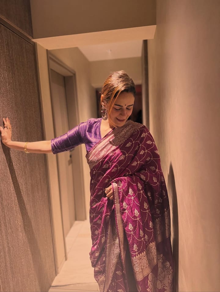 अब मोना 'बॉर्डर 2' में नजर आने वाली हैं. फिल्म के टीजर में एक्ट्रेस सनी देओल के साथ दिखाई दी हैं. ऐसे में कहा जा रहा है कि फिल्म में वो सनी देओल के ही अपोजिट नजर आ सकती हैं.