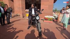 संसद में अनोखी एंट्री: कांग्रेस सांसद खुद की बनाई हुई इलेक्ट्रिक बाइक से पहुंचे पार्लियामेंट, बाइक पर लिखा था ‘RG’