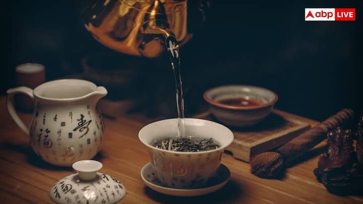 यह चाय चीन के फुजियान प्रांत के वूयी पहाड़ों से आती है. यह जगह चट्टानी चोटियों और खनिज से भरपूर मिट्टी के लिए मशहूर है. दा हांग पाओ के असली पौधे सीधे खड़ी चट्टानों से उगते हैं.