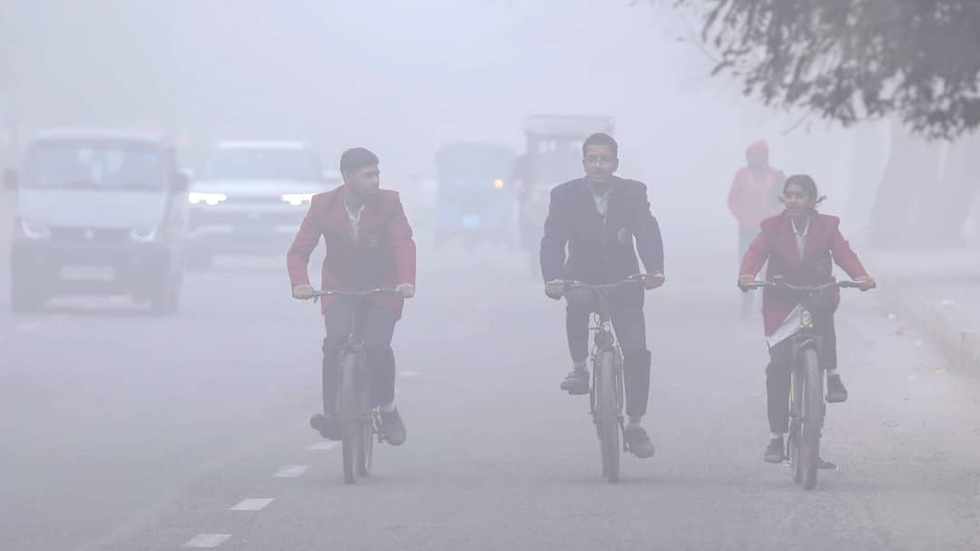 यूपी में इस दिन आ जाएगी जबरदस्त ठंड! सर्दी और कोहरे का डबल अटैक, विजिबिलिटी 50m तक गिरी up weather update Today cold fog increase in 22 districts Noida Ghaziabad Lucknow Kanpur Varanasi ka Weather यूपी में इस दिन आ जाएगी जबरदस्त ठंड! सर्दी और कोहरे का डबल अटैक, विजिबिलिटी 50m तक गिरी