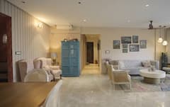 लिविंग एरिया से बालकनी तक बेहद आलीशान है 'गोरी मेम' का घर, देखें इनसाइड तस्वीरें