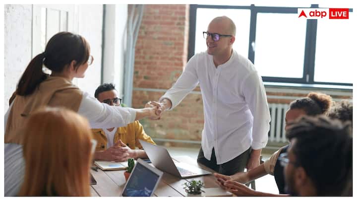 हाथ मिलाने और अभिवादन करने के लिए दाहिने हाथ का इस्तेमाल इसलिए भी किया जाता है क्योंकि कई विशेषज्ञों का मानना है कि प्राचीन समय में लोग दाहिने हाथ से हथियार पकड़ते थे. जब लोग आपस में मिलते थे, तो दाहिना हाथ आगे बढ़ाने का मतलब होता था कि हाथ में कोई हथियार नहीं है और सामने वाले पर हमला करने का कोई इरादा नहीं है.