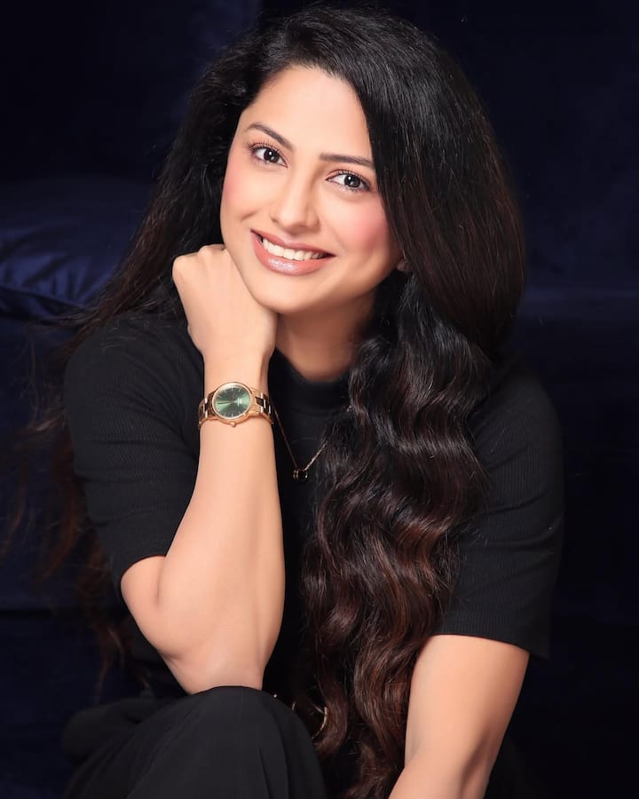 सबसे पहले बात करते हैं रुचा हसाबनीस की. ‘साथ निभाना साथिया’ में राशि का रोल निभाकर वह घर-घर में फेमस हो गई थीं. उनकी क्यूट एक्टिंग और कॉमिक टाइमिंग को ऑडियंस ने खूब पसंद किया.