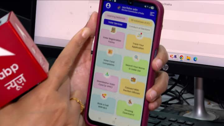 মঙ্গলবার খসড়া ভোটার তালিকা এবং যাদের নাম বাদ পড়েছে, পৃথকভাবে সেই তালিকা নিজেদের ওয়েবসাইটে প্রকাশ করে নির্বাচন কমিশন।