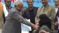 CM ਦੀ ਇਸ ਹਰਕਤ ਨਾਲ ਭੱਖੀ ਸਿਆਸਤ, ਇੰਟਰਨੈੱਟ 'ਤੇ ਵੀਡੀਓ ਹੋਇਆ ਵਾਇਰਲ; ਮਸ਼ਹੂਰ ਸ਼ਖਸ਼ੀਅਤ ਬੋਲੀ- ਇਹ ਅਪਮਾਨ ਬਰਦਾਸ਼ਤ ਨਹੀਂ...