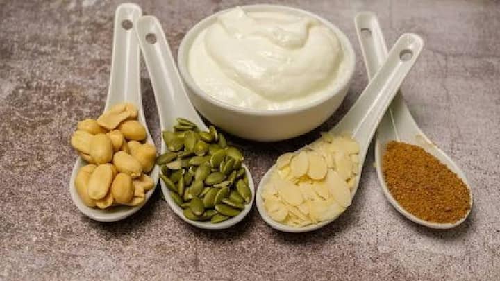 मूंगफली में मोनोअनसैचुरेटेड और पॉलीअनसैचुरेटेड वसा होती है जो एलडीएल कोलेस्ट्रॉल को कम करती है। इनमें प्रोटीन और फाइबर भी अच्छी मात्रा में पाए जाते हैं।