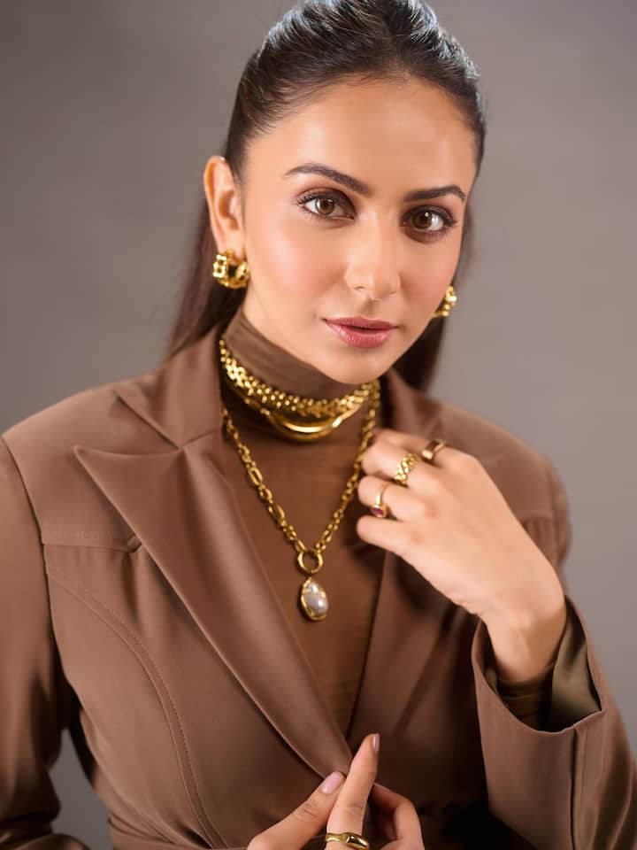 बॉलीवुड एक्ट्रेस रकुल प्रीत सिंह इन दिनों सोशल मीडिया पर चल रहे एक कॉन्ट्रोवर्सी को लेकर चर्चा में हैं. हाल ही में एक शख्स, जो खुद को डॉक्टर और प्लास्टिक सर्जन बता रहे थे, उसने रकुल की कुछ फोटोज़ शेयर करते हुए दावा किया कि एक्ट्रेस ने प्लास्टिक सर्जरी करवाई है.