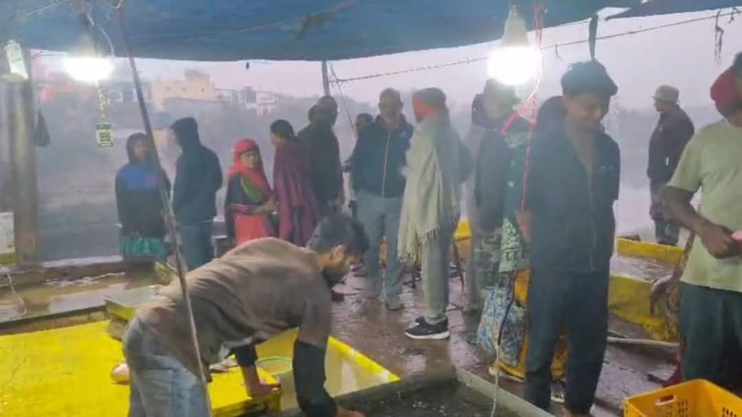 Varanasi action against meat shops open on Jain Tirthankara's birthday ann वाराणसी में इस वजह से बंद कराई गई थीं मांस की दुकानें, खोले जाने पर लगा 500 का जुर्माना