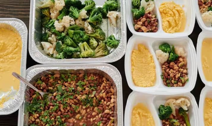 लगातार स्क्रीन देखने से शारीरिक गतिविधि कम हो जाती है और मानसिक स्वास्थ्य पर बुरा असर पड़ता है। इससे आंखों में तनाव, गर्दन और पीठ में दर्द, नींद में गड़बड़ी और चिंता बढ़ सकती है। लंबे समय में, यह आदत अवसाद का कारण बन सकती है।