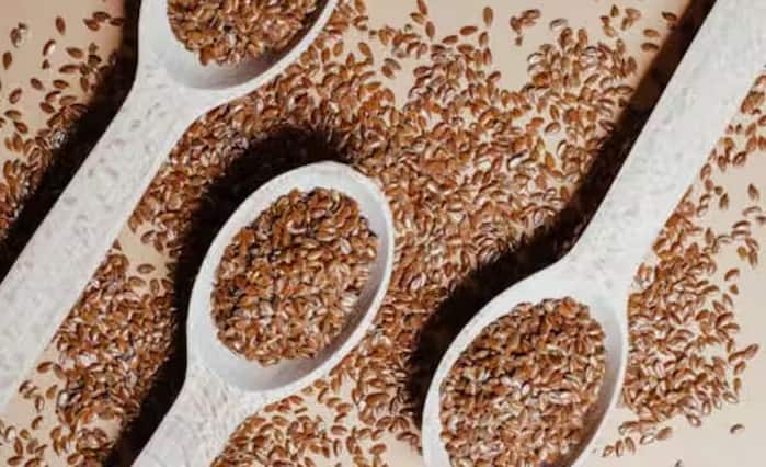 अलसी के बीज ओमेगा-3 फैटी एसिड से भरपूर होते हैं, जो शरीर में वसा के स्तर को संतुलित रखने में मदद करते हैं। ये धमनियों में सूजन को भी कम करते हैं। इसके अलावा, विशेषज्ञ बेहतर लाभ के लिए ताजे पिसे हुए अलसी के बीजों को पानी या स्मूदी में मिलाकर पीने की सलाह देते हैं।