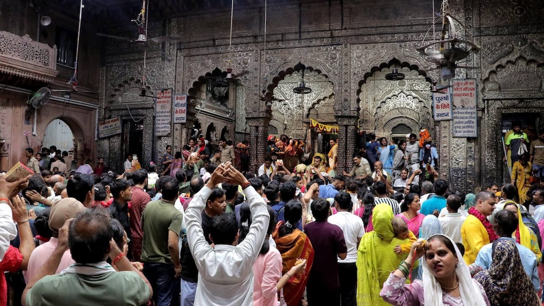 मथुरा के प्रसिद्ध बांके बिहारी मंदिर में टूटी सैकड़ों साल पुरानी परंपरा, समय से क्यों नहीं लग सका भोग? Mathura Banke Bihari temple old tradition broken Bal bhog could not be made on time ann मथुरा के प्रसिद्ध बांके बिहारी मंदिर में टूटी सैकड़ों साल पुरानी परंपरा, समय से क्यों नहीं लग सका भोग?