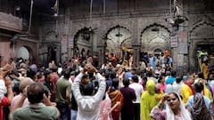 मथुरा के प्रसिद्ध बांके बिहारी मंदिर में टूटी सैकड़ों साल पुरानी परंपरा, समय से क्यों नहीं लग सका भोग?