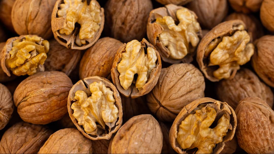 Acharya Balkrishna Shares Simple Walnut Remedy To Keep Eyes Strong Even In Old Age
