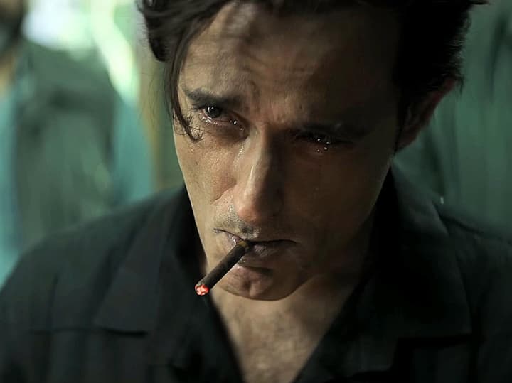 इस फिल्म से पता चलता है कि अक्षय खन्ना अब भी अलग और चैलेंजिंग वाले रोल्स करना पसंद करते हैं. उन्हें ऐसे किरदारों में रिसर्च करके उन्हें असली और रियल दिखाना अच्छा लगता है.