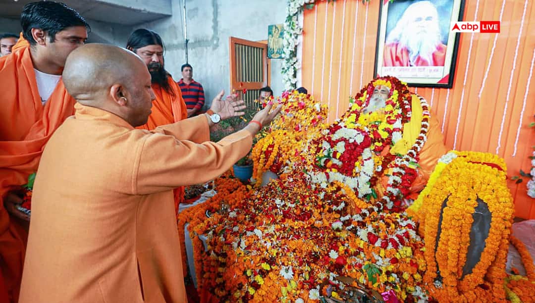 CM योगी ने दी महंत रामविलास वेदांती को श्रद्धांजलि, राम मंदिर निर्माण में योगदान को सराहा CM Yogi Adityanath Pays Tribute to Dr Ramvilas Vedanti Ayodhya Ram Mandir Architect Remembered CM योगी ने दी महंत रामविलास वेदांती को श्रद्धांजलि, राम मंदिर निर्माण में योगदान को सराहा