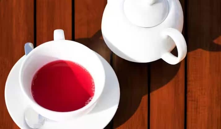 हिबिस्कस को प्राकृतिक हृदय टॉनिक माना जाता है। इसमें मौजूद एंटीऑक्सीडेंट धमनियों की लचीलता बनाए रखने, ऑक्सीडेटिव तनाव को कम करने और रक्तचाप को स्थिर करने में मदद करते हैं।