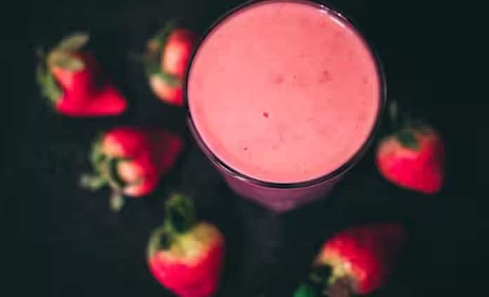 इसके अलावा, सुबह उठने के तुरंत बाद पानी पीने या ठीक से भोजन करने के बजाय कॉफी या प्रोटीन शेक पीना एक आम आदत बन गई है। इससे डिहाइड्रेशन और पेट पर दबाव पड़ता है। खाली पेट कैफीन का सेवन करने से घबराहट और एसिडिटी हो सकती है।