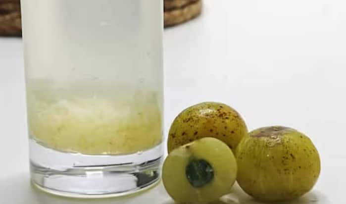 आंवला जूस अपने शक्तिशाली एंटीऑक्सीडेंट गुणों के लिए भी जाना जाता है। शोध से पता चलता है कि आंवला एलडीएल (अच्छे कोलेस्ट्रॉल) को कम करने और एचडीएल (अच्छा कोलेस्ट्रॉल) को बढ़ाने में सहायक होता है। इसमें मौजूद पॉलीफेनॉल धमनियों को स्वस्थ रखने और हृदय की कार्यप्रणाली को बेहतर बनाने में योगदान करते हैं।