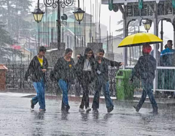 ਮੌਸਮ ਵਿਭਾਗ ਵੱਲੋਂ 19 ਤੋਂ 21 ਦਸੰਬਰ ਤੱਕ ਸੰਘਣੇ ਕੋਹਰੇ ਦਾ ਯੈਲੋ ਅਲਰਟ ਜਾਰੀ ਕੀਤਾ ਗਿਆ ਹੈ। ਕੱਲ੍ਹ ਧੁੰਦ ਕਾਰਨ ਫਰੀਦਕੋਟ ਅਤੇ ਬਠਿੰਡਾ ਵਿੱਚ ਵਿਜ਼ੀਬਿਲਟੀ ਸਿਰਫ਼ 20 ਤੋਂ 40 ਮੀਟਰ ਦਰਜ ਕੀਤੀ ਗਈ। 20 ਦਸੰਬਰ ਨੂੰ ਕੁਝ ਥਾਵਾਂ ‘ਤੇ ਹਲਕੀ ਵਰਖਾ ਹੋਣ ਦੀ ਸੰਭਾਵਨਾ ਵੀ ਬਣ ਰਹੀ ਹੈ।