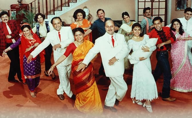 'हम आपके हैं कौन' एक बड़े परिवार की प्यार भरी कहानी है. फिल्म में शादी, रस्में और घर की खुशियां दिखाई गई हैं, जहां सब लोग मिलजुलकर रहते हैं. कहानी में प्यार और त्याग की परीक्षा तब होती है, जब परिवार की खुशी के लिए अपने दिल की बात दबानी पड़ती है. फिल्म सिखाती है कि रिश्तों में समझ, बलिदान और परिवार की खुशी सबसे ऊपर होती है. इस फिल्म को आप ओटीटी प्लेटफॉर्म अमेजन प्राइम वीडियो पर देख सकते हैं.