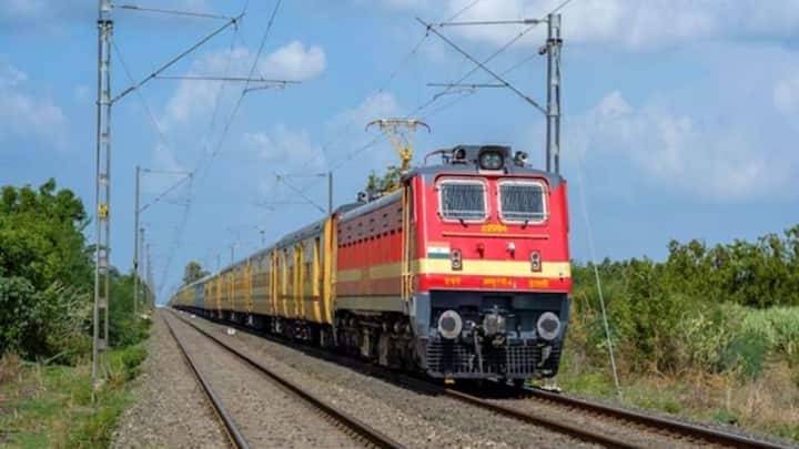 लोग कम खर्च, बेहतर कनेक्टिविटी और हर इलाके तक पहुंच होने की वजह से ट्रेन आज भी लोगों की पहली पसंद बनी हुई है. यात्रियों की इतनी बड़ी संख्या होने की वजह कई बार छोटी मोटी गलतियां भी हो जाती हैं. जल्दबाजी या जानकारी की कमी में कुछ लोग अपनी तय ट्रेन की जगह किसी दूसरी ट्रेन में बैठ जाते हैं.