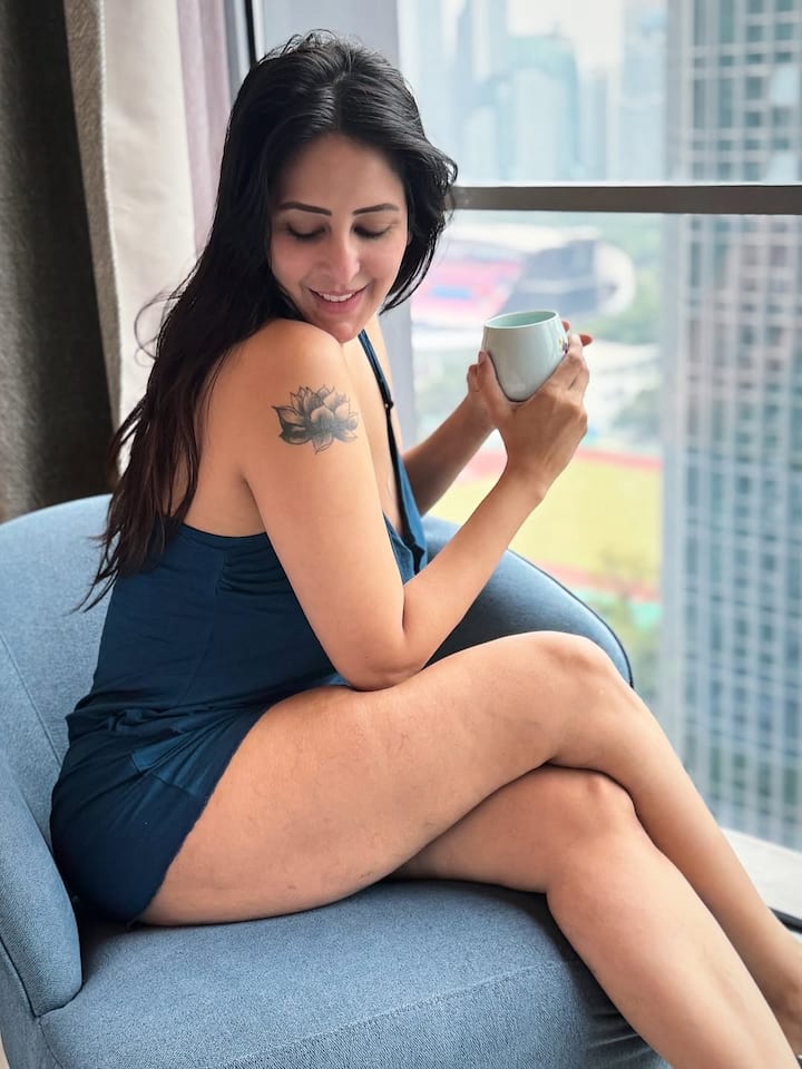 चाहे भारतीय परिधान हो या पश्चिमी, चाहत खन्ना यह साबित करती हैं कि वह हर शैली को बड़ी खूबसूरती से अपना सकती हैं।