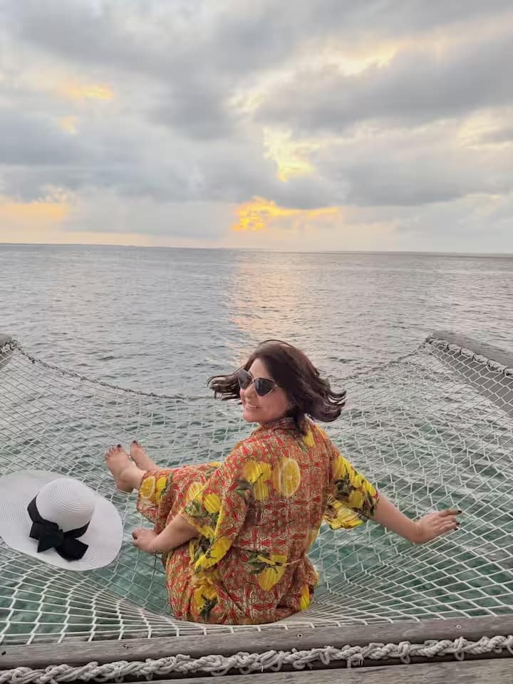 मालदीव की उष्णकटिबंधीय सुंदरता और हिना की स्टाइल नए साल के लिए एकदम सही माहौल बनाती है। प्रशंसक उनकी नई शुरुआत का बेसब्री से इंतजार कर रहे हैं।