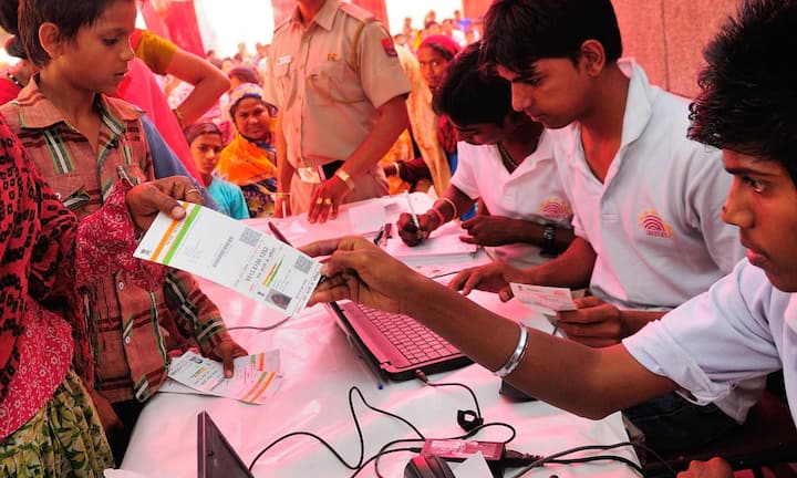 UIDAI ने 1 अक्टूबर 2025 से 30 सितंबर 2026 तक बच्चों के बायोमैट्रिक अपडेट की फीस पूरी तरह माफ कर दी है. पहले इस अपडेट के लिए 125 रुपये देने पड़ते थे. लेकिन अब तय अवधि में माता-पिता बिना किसी शुल्क के बच्चों का फिंगरप्रिंट, आईरिस और फोटो अपडेट करा सकते हैं.