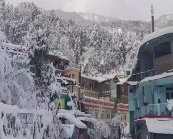 ਪੰਜਾਬ ਅਤੇ ਚੰਡੀਗੜ੍ਹ ਵਿੱਚ ਪਹਾੜਾਂ ਵੱਲੋਂ ਆ ਰਹੀਆਂ ਠੰਢੀਆਂ ਹਵਾਵਾਂ ਕਾਰਨ ਤਾਪਮਾਨ ਵਿੱਚ ਗਿਰਾਵਟ ਦਰਜ ਕੀਤੀ ਗਈ ਹੈ। ਰਾਤ ਦੇ ਤਾਪਮਾਨ ਵਿੱਚ 0.1 ਡਿਗਰੀ ਤੱਕ ਦੀ ਕਮੀ ਆਈ ਹੈ, ਹਾਲਾਂਕਿ ਇਹ ਅਜੇ ਵੀ ਆਮ ਤੋਂ ਉੱਪਰ ਬਣਿਆ ਹੋਇਆ ਹੈ। ਸਭ ਤੋਂ ਘੱਟ ਤਾਪਮਾਨ ਆਦਮਪੁਰ ਵਿੱਚ 4.8 ਡਿਗਰੀ ਦਰਜ ਕੀਤਾ ਗਿਆ। ਅੱਜ ਰਾਤ ਤੋਂ ਇੱਕ ਵੈਸਟਨ ਡਿਸਟਰਬਨ ਵੀ ਸਰਗਰਮ ਹੋ ਰਿਹਾ ਹੈ।