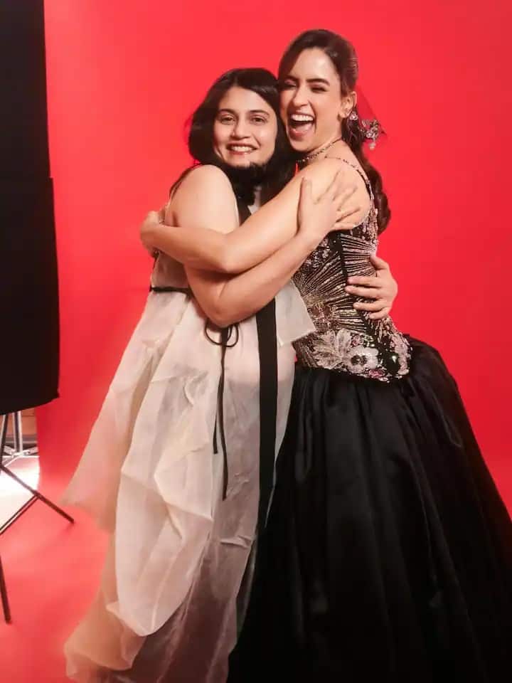 स्लीवलेस स्ट्रैपी पैटर्न उनके कंधों और नेकलाइन को एक खास अंदाज देता है, वहीं फ्लेयर्ड स्कर्ट उनके पूरे लुक को एक अलग ही भव्यता प्रदान करती है। गाउन की फिटिंग इतनी परफेक्ट है कि यह ग्लैमर और क्लास दोनों का सही संतुलन बनाती है। मेकअप के लिए, सान्या ने सॉफ्ट लेकिन इंटेंस आई मेकअप चुना। डिफाइंड आईलाइनर के साथ ब्राउन और ब्लैक आईशैडो उनकी आंखों को और भी आकर्षक बनाते हैं। सटल लिपस्टिक पूरे लुक को नेचुरल और एलिगेंट टच देती है।