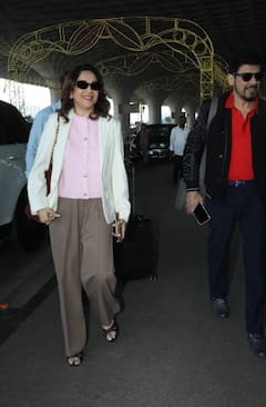 फैमिली के साथ एयरपोर्ट पर स्पॉट हुईं माधुरी दीक्षित, कैजुअल लुक में पति डॉ नेने संग दिए जमकर पोज