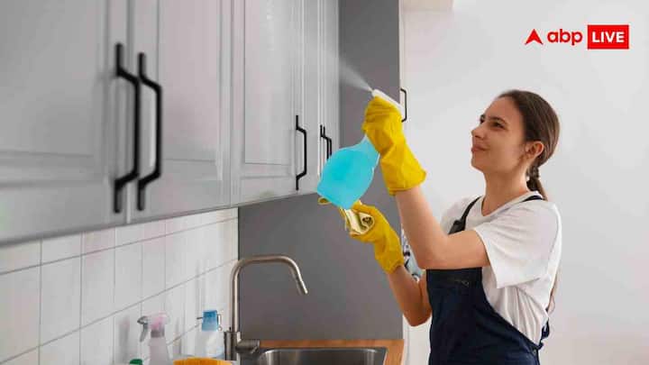 किचन घर का सबसे अहम हिस्सा होता है क्योंकि यहीं परिवार का खाना बनता है. किचन के सभी सामान बाहर निकालें. अलमारी और शेल्फ को गीले कपड़े से पोंछें. गैस चूल्हा, प्लेटफॉर्म और स्लैब अच्छे से साफ करें. बर्तन रखने वाले रैक को धोकर सुखाएं. सिंक, जाली और पानी निकलने की जगह को अच्छी तरह साफ करें. साफ किचन से खाना भी सुरक्षित रहता है और बदबू भी नहीं आती है. घर में कुछ जगहें ऐसी होती हैं जिन्हें हम रोज हाथ लगाते हैं, लेकिन उनकी सफाई अक्सर भूल जाते हैं. जैसे दरवाजों के हैंडल और लॉक, लाइट के स्विच बोर्ड, नल, कैबिनेट के हैंडल, फ्रिज और माइक्रोवेव के दरवाजे. इन सभी को सूखे या हल्के गीले कपड़े से जरूर साफ करें, क्योंकि यहां सबसे ज्यादा कीटाणु होते हैं.