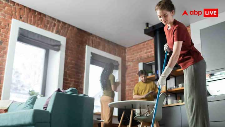 घर की सफाई हमेशा उस कमरे से शुरू करें जो सबसे ज्यादा यूज होता है, जैसे लिविंग रूम या बेडरूम. इससे सबसे पहले ऊपर से नीचे की ओर सफाई करें, छत, कोनों और पंखों की धूल हटाएं. पंखे और लाइट पर जमी धूल को सूखे कपड़े या ब्रश से साफ करें. छोटे कोनों और पर्दों की सफाई के लिए वैक्यूम क्लीनर का यूज करें. इससे धूल दोबारा नीचे नहीं गिरेगी और सफाई आसान हो जाएगी.