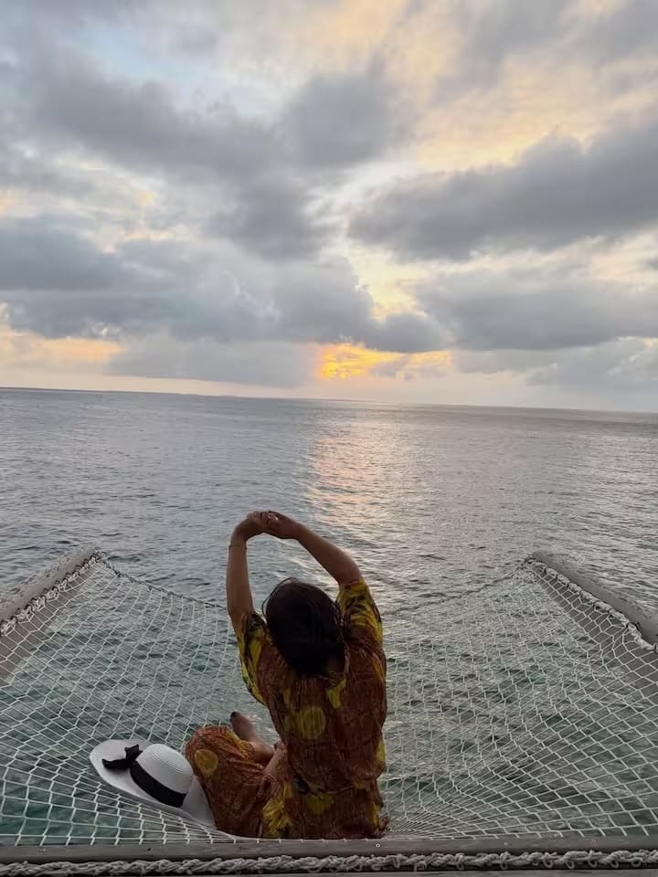 सामने आई तस्वीरों में हिना ने मालदीव में अलग-अलग एंगल से अपनी तस्वीरें शेयर की हैं। खूबसूरत घाटियों और नीले समुद्र तट के बीच हिना का अंदाज बेहद आकर्षक है।