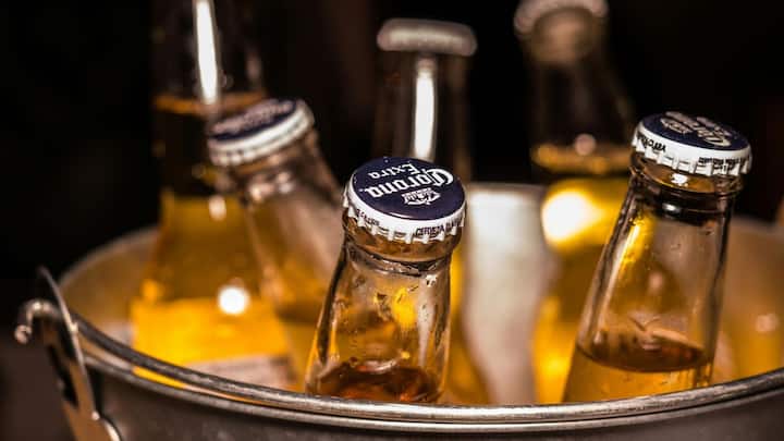 दुकान के काउंटर पर रखी 150 रुपये की बीयर देखने में भले ही सामान्य लगे, लेकिन इसकी कीमत के पीछे एक जटिल टैक्स ढांचा काम करता है.