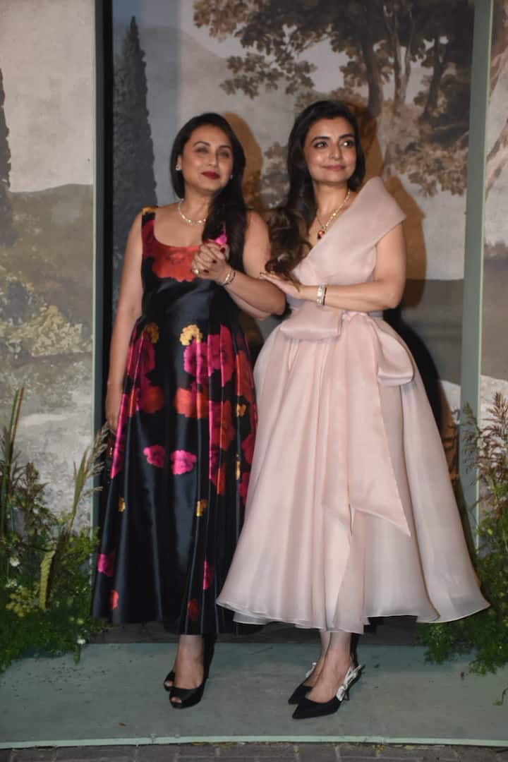 रानी मुखर्जी अपनी दोस्त और कोरियोग्राफर वैभवी मर्चेंट की बर्थडे पार्टी में स्टाइलिश लुक में पहुंचीं. इस दौरान उनके लुक से नजरें हटाना मुश्किल हो गया.