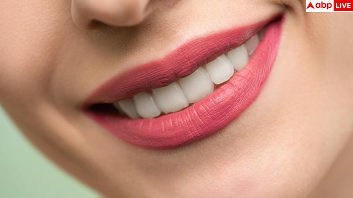 डेंटिस्ट बताते हैं कि सिर्फ क्या खाते हैं यह नहीं, बल्कि कितनी बार खाते हैं और ओरल केयर कैसी है, यह भी कैविटी बनने में अहम भूमिका निभाता है. कुछ ऐसे फूड्स हैं जो दांतों के लिए सबसे ज्यादा नुकसानदेह माने जाते हैं.