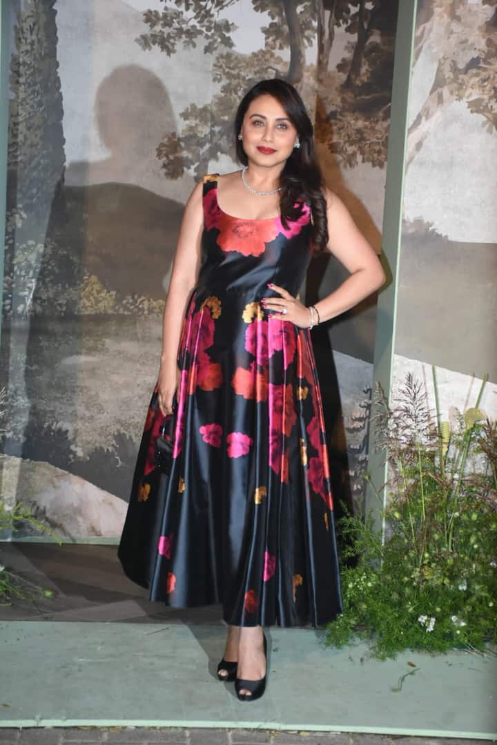 ब्लैक कलर की स्लीव्लेस फ्लोरल फ्रॉक में रानी बेहद खूबसूरत दिख रही थीं. इसके साथ उन्होंने मैचिंग हील्स भी पेयर किए थे.