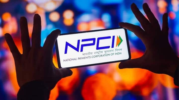 UPI ट्रांजैक्शन की लिमिट NPCI की ओर तय की गई है. इसके तहत एक यूजर एक दिन में अधिकतम एक लाख रुपये तक की रकम ट्रांसफर कर सकता है. यह लिमिट ज्यादातर बैंकों और UPI ऐप्स पर लागू होती है और आम यूजर्स के लिए यही स्टैंडर्ड नियम है.