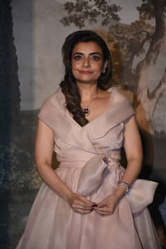 स्लीव्लेस फ्रॉक और डायमंड नेकलेस में रानी मुखर्जी का प्रिंसेस लुक, वैभवी मर्चेंट की बर्थडे पार्टी से खूबसूरत तस्वीरें वायरल