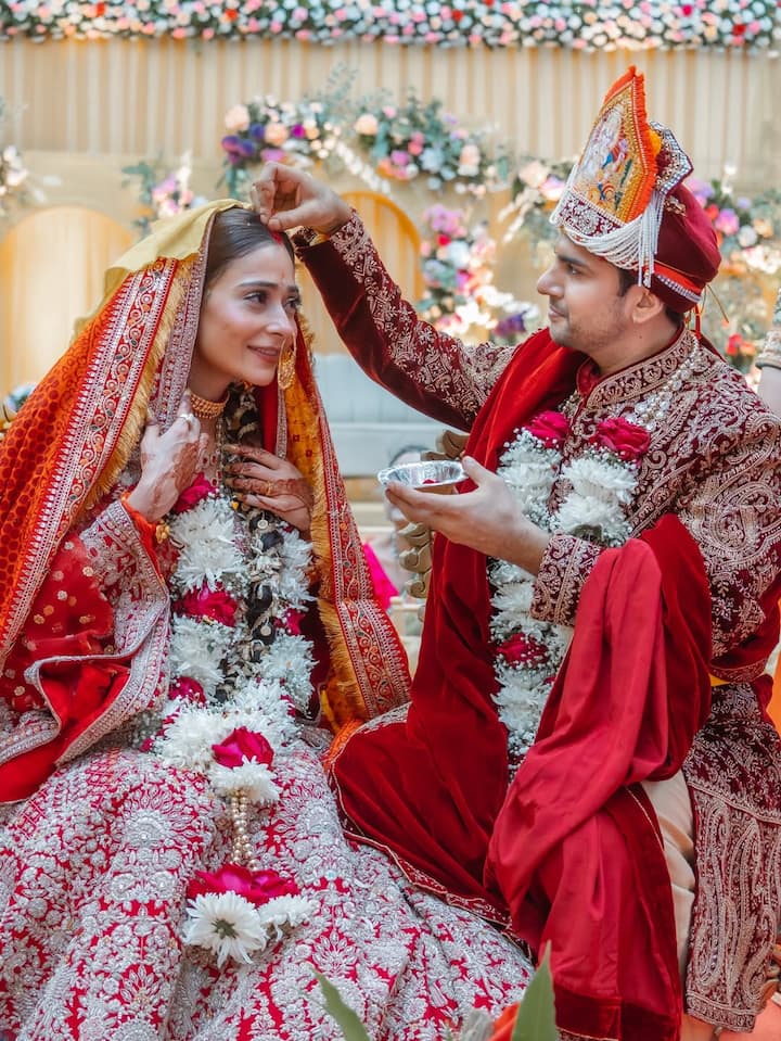 सारा और कृष ने पहले कोर्ट मैरिज की थी. इसके बाद हिंदू और मुस्लिम रीति-रिवाजों से शादी की.